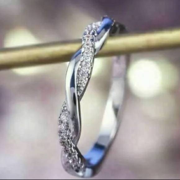 New S925 Diamond Twist Ring - Picture 3 of 10